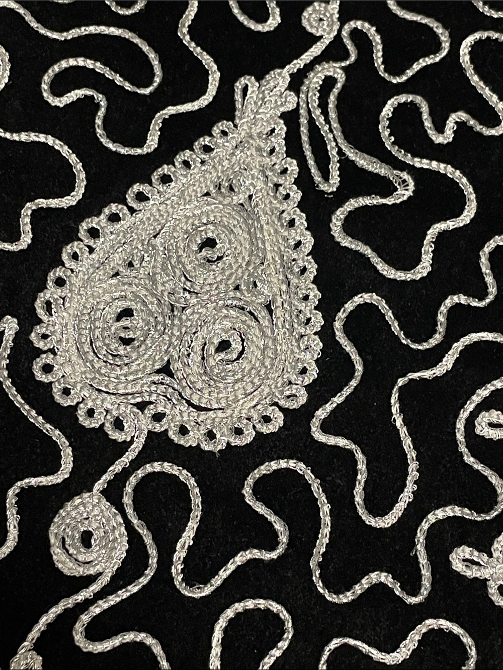 Vintage velvet vest with metallic silver thread embroidered design - Picture 2 of 7